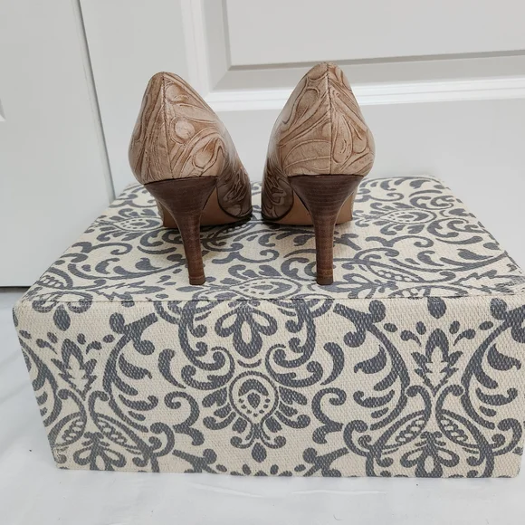 Vintage Isaac Mizrahi Tan Women's Pumps - Picture 3 of 7